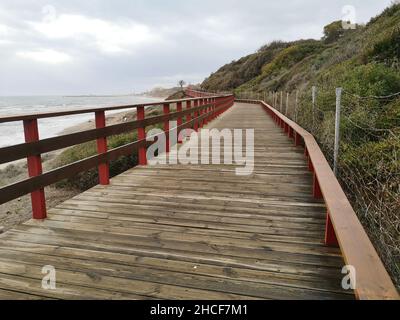 Holzpromenade, Senda Litoral, Strandpromenade in Calahonda, Mijas Costa, Provinz Malaga, Spanien. Stockfoto