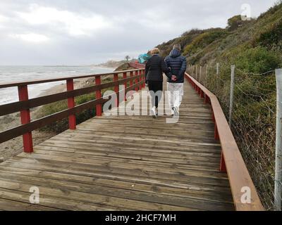 Holzpromenade, Senda Litoral, Strandpromenade in Calahonda, Mijas Costa, Provinz Malaga, Spanien. Stockfoto