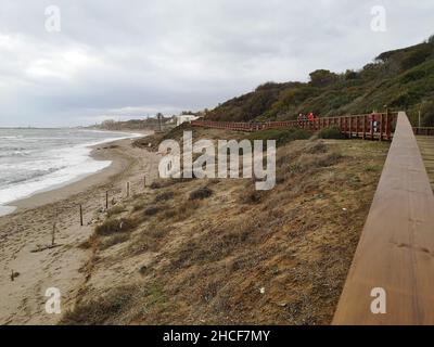 Holzpromenade, Senda Litoral, Strandpromenade in Calahonda, Mijas Costa, Provinz Malaga, Spanien. Stockfoto