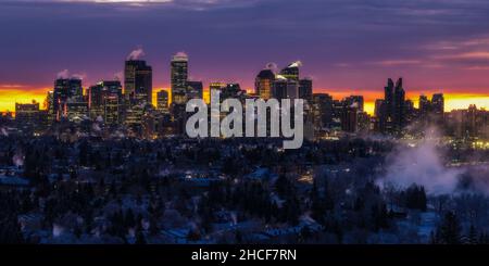 Panoramablick auf die Stadt Calgary bei einem eisig kalten Sonnenaufgang am Morgen Stockfoto