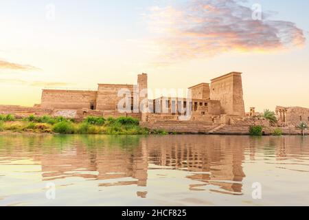 Isis-Tempel auf der Insel Philae bei Sonnenuntergang, Blick vom Nil, Assuan, Ägypten. Stockfoto