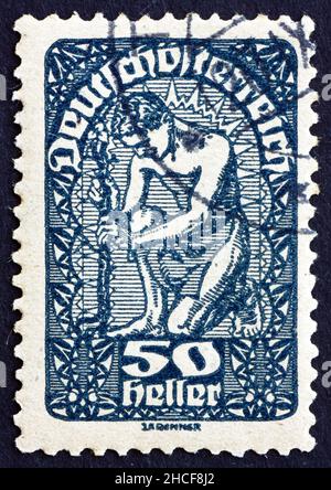 ÖSTERREICH - UM 1919: Eine in Österreich gedruckte Briefmarke zeigt den Mann, Allegorie der Neuen Republik, Österreich, um 1919 Stockfoto