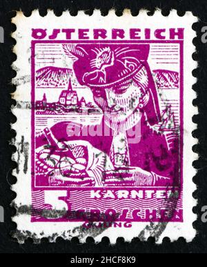 ÖSTERREICH - UM 1934: Eine in Österreich gedruckte Briefmarke zeigt Frau aus Kärnten, Landeskostüm, um 1934 Stockfoto