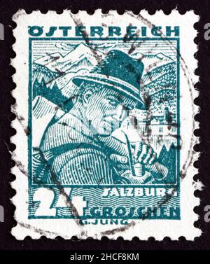 ÖSTERREICH - UM 1934: Eine in Österreich gedruckte Briefmarke zeigt Mann aus Salzburg, Landeskostüm, um 1934 Stockfoto