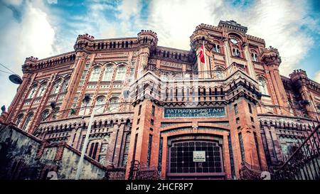 Istanbul, Türkei - März 2018: Außenansicht der Phanar Griechisch-orthodoxen Collage in Balat. Phanar Roman Orthodox Lyceum ist das älteste erhaltene und m Stockfoto