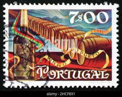 PORTUGAL - UM 1970: Eine in Portugal gedruckte Marke zeigt Weinflasche und Fässer, Portwein Export, um 1970 Stockfoto