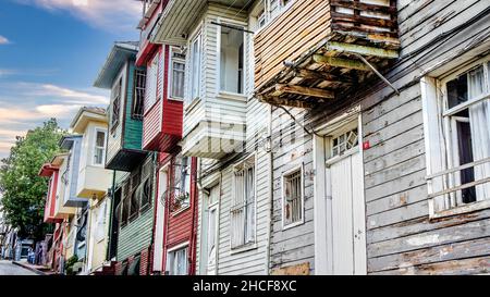 Istanbul-Türkei - Juni 2012: Farbenfrohe Häuser von Fener Balat, einem traditionellen jüdischen Viertel im Istanbuler Stadtteil Fatih. Es befindet sich auf dem Europa Stockfoto