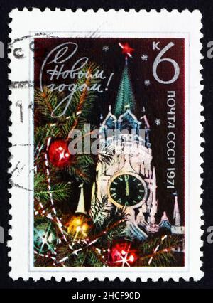 RUSSLAND - UM 1970: Eine in Russland gedruckte Briefmarke zeigt den Spasski-Turm und die Fir-Niederlassung, Kreml, Neujahr 1971, um 1970 Stockfoto