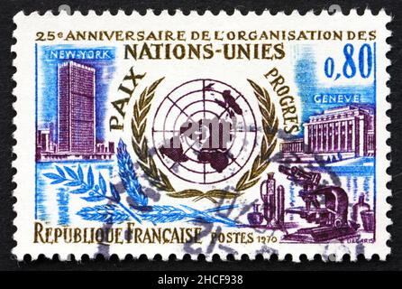 FRANKREICH - UM 1970: Eine in Frankreich gedruckte Briefmarke zeigt die UN-Hauptquartiere in New York und Genf, 25th. Jahrestag der Vereinten Nationen, um 1970 Stockfoto