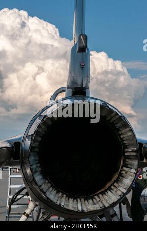 Rückseite eines Kampfjets der Marke General Dynamics F-16 von Falcon mit Blick auf aufragende Wolken. Klima Stockfoto