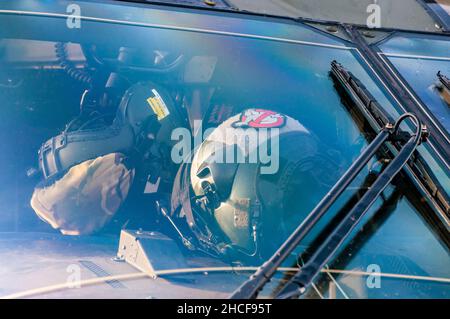 Royal Air Force AgustaWestland EH101 Merlin Hubschrauber auf der RAF Waddington Airshow ausgestellt. Fliegender Helm im Cockpit mit Ghostbusters Abzeichen Stockfoto