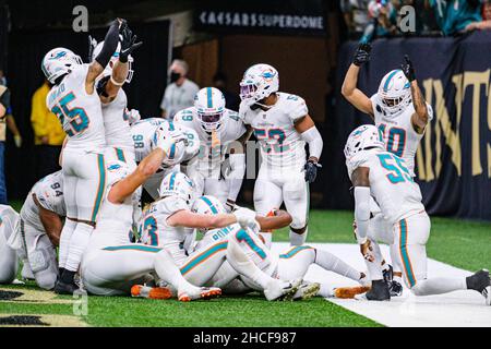 New Orleans, Louisiana, USA. 27th Dez 2021. Die Miami Dolphins Defence feiert das Abfangen des Balls von den New Orleans Saints. Die Delfine schlagen die Heiligen 20-3. (Bild: © Dan Anderson/ZUMA Press Wire) Stockfoto