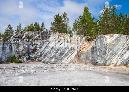 Karelisches Landschaftsfoto, das an einem Sommertag im ehemaligen Marmorsteinbruch in Ruskeala, Karelien, Russland, aufgenommen wurde Stockfoto