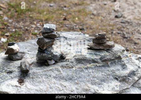 steinhaufen, die auf dem felsigen Boden des ehemaligen Marmorbruchs in Ruskeala, Karelien, Russland, errichtet wurden Stockfoto