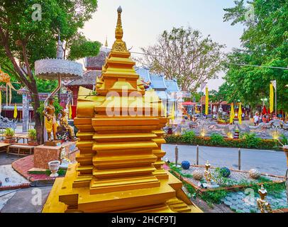 Der kleine Goldmondop im Garten des historischen Silbertempels (Wat Sri Suphan), Chiang Mai, Thailand Stockfoto