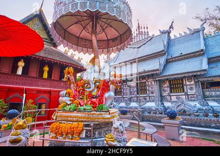 Der Altar des Ganesha-Schreines mit chatra-Regenschirm und Blumengirlanden befindet sich auf dem Gelände des Silver Temple (Wat Sri Suphan) in Chiang Mai, Thailand Stockfoto