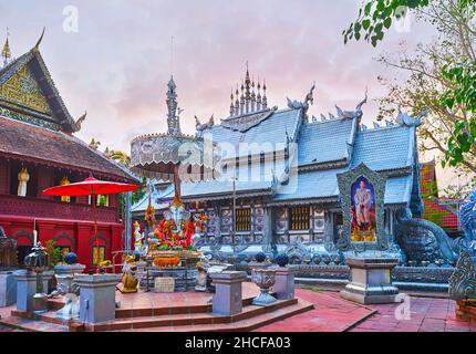 CHIANG MAI, THAILAND - 4. MAI 2019: Der Schrein von Ganesha vor dem großen Silver Temple (Wat Sri Suphan) Komplex, dekoriert mit handgefertigten si Stockfoto