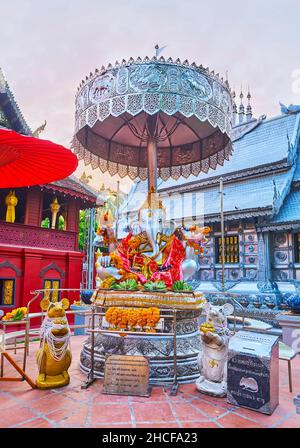 Der Altar des Ganesha-Schreines mit chatra-Regenschirm und Ratten-Skulpturen befindet sich im Silver Temple (Wat Sri Suphan), Chiang Mai, Thailand Stockfoto