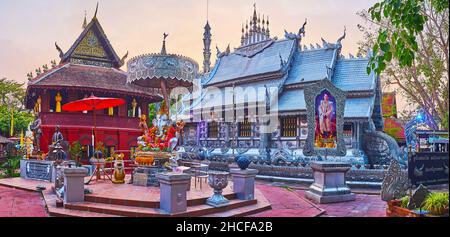 CHIANG MAI, THAILAND - 4. MAI 2019: Die malerischen Schreine des Silver Temple (Wat Sri Suphan), einschließlich der historischen hölzernen Ho Trai Bibliothek, Ganesha Schrein an Stockfoto