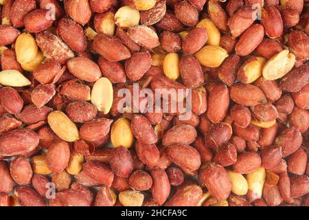 Rohe Erdnüsse Hintergrund. Voller Rahmen von Peelings und salzigen Erdnüssen Stockfoto