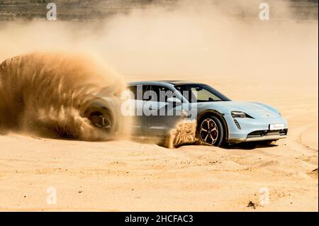 Kapstadt, Südafrika. 16th. November 2021. Der Porsche Taycan hat in Kapstadt den Drehfilm King of the Point in Aktion gesehen. Der Taycan ist ein batterieelektrischer Sportwagen und eine Schussbremse des deutschen Automobilherstellers Porsche. Quelle: Red Bull Media/ZUMA Press Wire Service/ZUMAPRESS.com/Alamy Live News Stockfoto