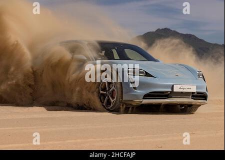 Kapstadt, Südafrika. 16th. November 2021. Der Porsche Taycan hat in Kapstadt den Drehfilm King of the Point in Aktion gesehen. Der Taycan ist ein batterieelektrischer Sportwagen und eine Schussbremse des deutschen Automobilherstellers Porsche. Quelle: Red Bull Media/ZUMA Press Wire Service/ZUMAPRESS.com/Alamy Live News Stockfoto