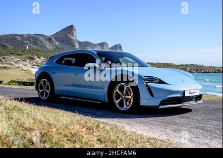 Kapstadt, Südafrika. 16th. November 2021. Der Porsche Taycan hat in Kapstadt den Drehfilm King of the Point in Aktion gesehen. Der Taycan ist ein batterieelektrischer Sportwagen und eine Schussbremse des deutschen Automobilherstellers Porsche. Quelle: Red Bull Media/ZUMA Press Wire Service/ZUMAPRESS.com/Alamy Live News Stockfoto