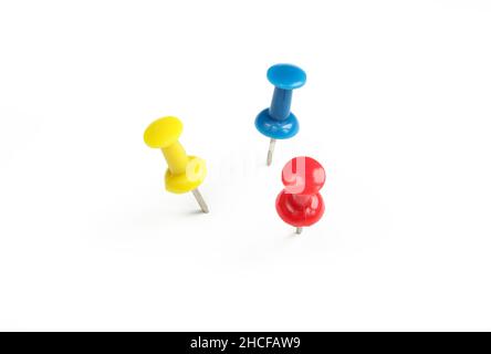 Roter, gelber und blauer Push-Pin isoliert auf weißem Hintergrund Stockfoto