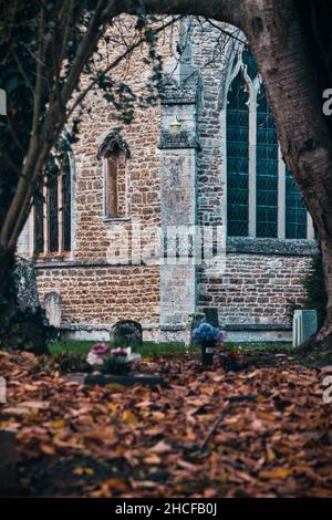 Alte Kirche und Friedhof im Wald. Stockfoto