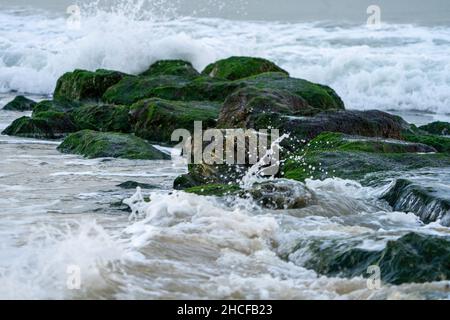 Wellen Brechen Über Felsen Sandbanks Beach Stockfoto