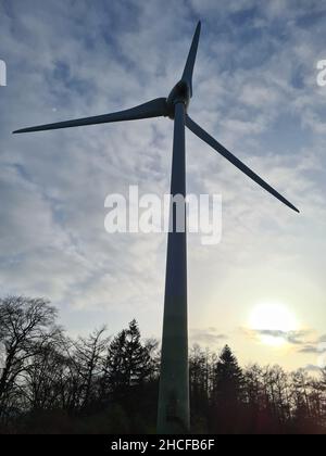 Windturbine in der abendlichen Sonnenlandschaft. Konzept für alternative Energien Stockfoto