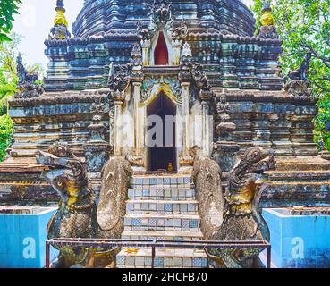 Zwei mythische Kreaturen der Tua-Mutter bewachen den Schrein im Chedi des Wat Pa Pao-Tempels, Chiang Mai, Thailand Stockfoto