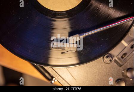 Retro-Sound-Technologie, spielen Vintage-Party-Musik. Plattenspieler aus Vinyl, Nadel auf der Scheibe, Nahaufnahme von oben. Stockfoto