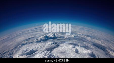 Krümmung Der Erde. Luftaufnahme. Blauer Himmel über schwerer Wolkenlandschaft. Raum-, Wissenschaft- und Wetterkonzept Stockfoto