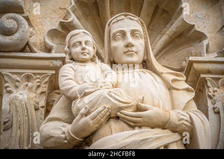 In den Rahmen des Türdurchgans geformte, detailreiche Figuren Stockfoto