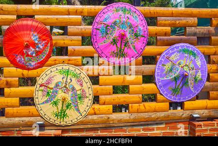 Traditionelle thailändische Sonnenschirme aus Papier mit farbenfrohen Gemälden von Vögeln und Bäumen in der Blüte, Gate Market, Chiang Mai, Thailand Stockfoto