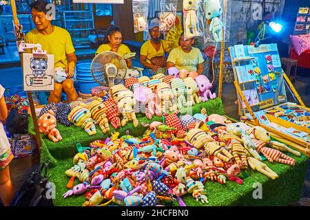 CHIANG MAI, THAILAND - 4. MAI 2019: Der Stand mit handgefertigten Textilspielzeugen und Magneten am Samstagabend-Markt, Wualai Walking Street, am 4. Mai in Chiang Stockfoto