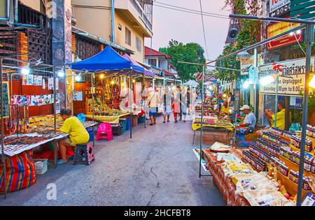 CHIANG MAI, THAILAND - 4. MAI 2019: Die handgefertigten Leder-, Silber-, Holz-Schmuck und Accessoires in den Ständen des Samstagabend-Marktes in Wualai Walkin Stockfoto