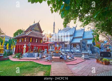 Der Sonnenuntergang über dem Silbertempel (Wat Sri Suphan) mit kunstvollen Dekorationen von Ucosot und Ho Trai (Bibliothek) mit Pyathat-Dächern und Ganesha-Schrein im Th Stockfoto