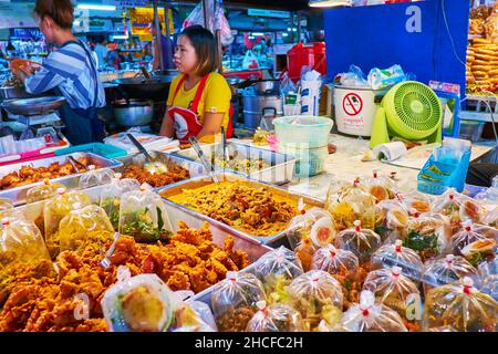 CHIANG MAI, THAILAND - 4. MAI 2019: Die große Auswahl an traditionellen thailändischen Speisen zum Mitnehmen am Stand des Gate Market, am 4. Mai in Chiang Mai Stockfoto