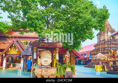 Der kleine Pavillon mit Altar, mit dem alten Kopf des Buddha - ein Teil der ruinierten großen Statue, Wat Jedlin (Chetlin), Chiang Mai, Thailand Stockfoto