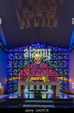 Buntglasfenster in Buckfast Abbey Church, Buckfastleigh, Devon, England, Europa Stockfoto