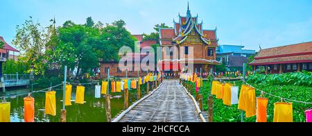 Spazieren Sie über die Bambusbrücke mit bunten Laternen über den See des Wat Chetlin (Jedlin) Tempels, Chiang Mai, Thailand Stockfoto