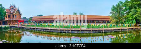 Panorama des Wat Chetlin (Jedlin, Jetlin) Tempels mit See, Bambussteg, dekoriert mit bunten Laternen und Schrein, Chiang Mai, Thailand Stockfoto