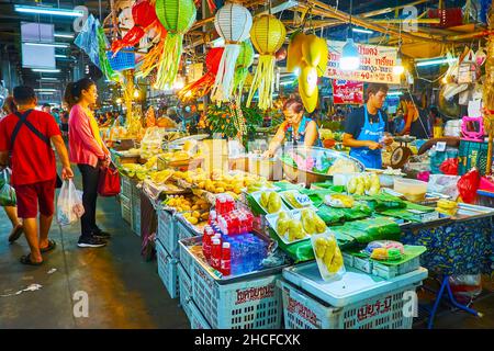 CHIANG MAI, THAILAND - 4. MAI 2019: Der Stall des Gate Market mit Früchten und klebrigen Mangoreis-Zutaten ist mit bunten Lanna-Laternen verziert, Stockfoto