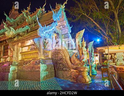 Der reich verzierte beleuchtete Silbertempel (Wat Sri Suphan), geschmückt mit Reliefmustern und Skulpturen von thailändischen mythischen Kreaturen, Chiang Mai, Thailand Stockfoto