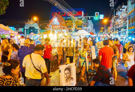 CHIANG MAI, THAILAND - 4. MAI 2019: Die geschäftige Wualai-Spazierstraße des Samstagabend-Markts mit Malern, die schnelle Skizzenporträts zeichnen Stockfoto