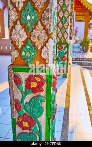 Die Säule des Schreins os mit Stuckblumen in verschiedenen Farben verziert, Wat Muen Ngoen Kong, Chiang Mai, Thailand Stockfoto