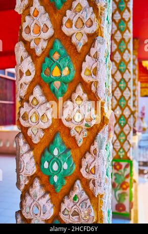 Detail der Säule am Eingang zum Schrein von Wat Muen Ngoen Kong mit feinen Schnitzereien und Mosaikelementen, Chiang Mai, Thailand Stockfoto