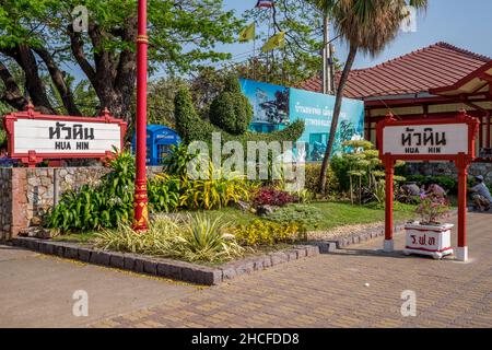 Die ikonischen Schilder am Bahnhof Hua hin. Hua hin ist eines der ersten und beliebtesten Reiseziele in Thailand. Stockfoto